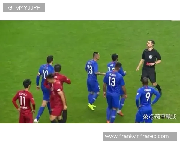 中超热刺与巴萨激战成平局争议判罚引发全场热议